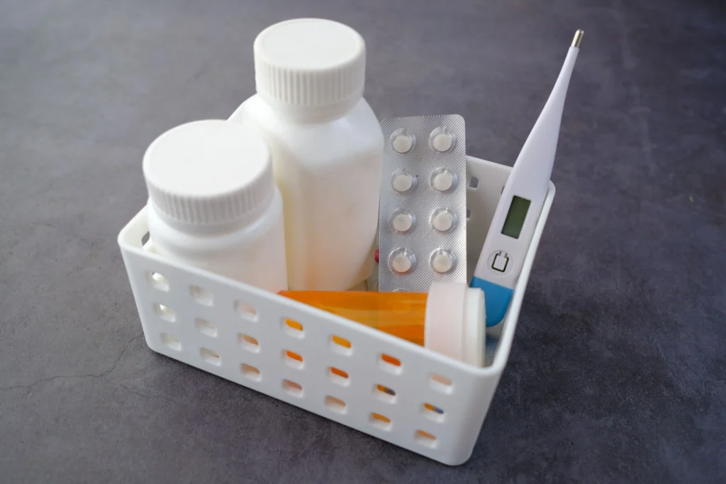 Que mettre dans sa trousse à pharmacie avant de partir en vacances